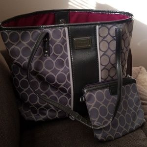Nine West tote purse with matching wristlet.